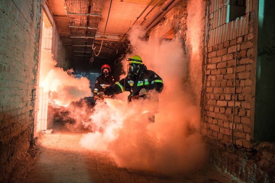 Praktyczne szkolenie z ochrony przeciwpożarowej — ćwiczenia w zadymieniu